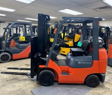 Toyota 5000Lb Forklift with Fork Positioner Attachment